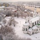 Белокаменный храм у реки в зимнем Витебске