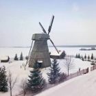 Старинная деревянная мельница в зимнем пейзаже