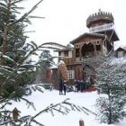 Деревянная усадьба среди заснеженных елей